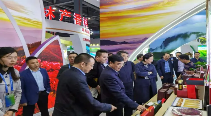 Pimpinan saka Administrasi Kehutanan lan Grassland Nasional lan Biro Kehutanan Provinsi Jiangxi mriksa booth kita ing Expo Kehutanan Provinsi